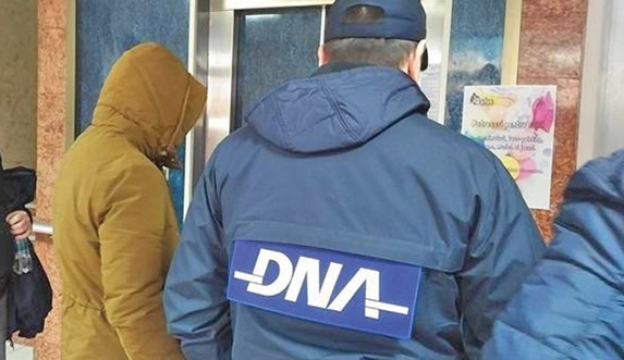 Agent de poliție prins în flagrant cu 10.000 de euro mită