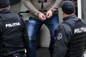 Tânăr prins în flagrant de polițiști