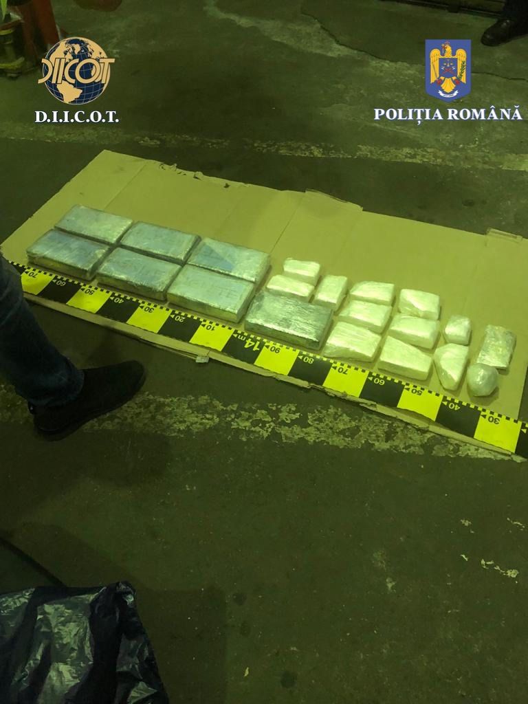 Grup de traficanți de droguri destructurat - Peste 10 kg de cocaina confiscate