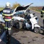 Impact puternic între o mașină și un moped – Victimă transportată la spital