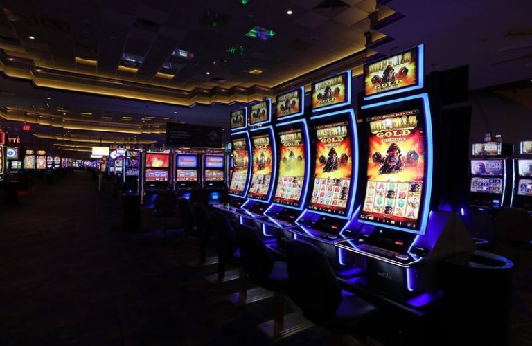 Perverși reținuți după ce au făcut ,,dragoste,, într-o sală de noroc