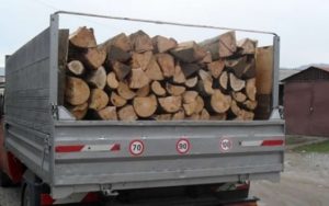 Material lemnos furat descoperit în timpul transportului