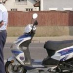 Tânăr de 18 ani prins pe un moped fără permis