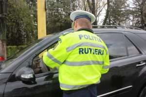 Tânăr prins de polițiști în timp ce conducea fără permis