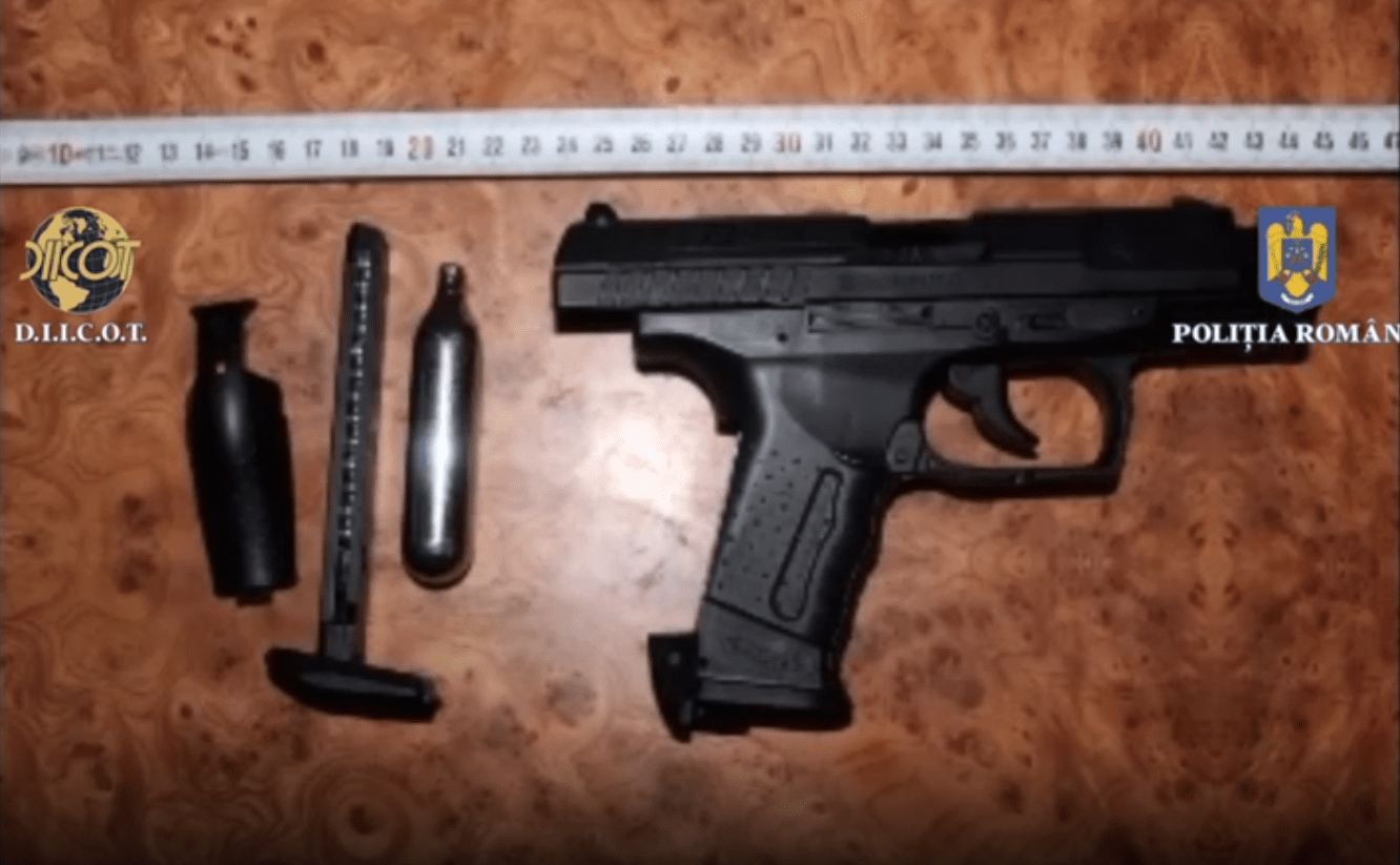 Grup de proxeneți destructurat - 6 persoane ridicate de DIICOT