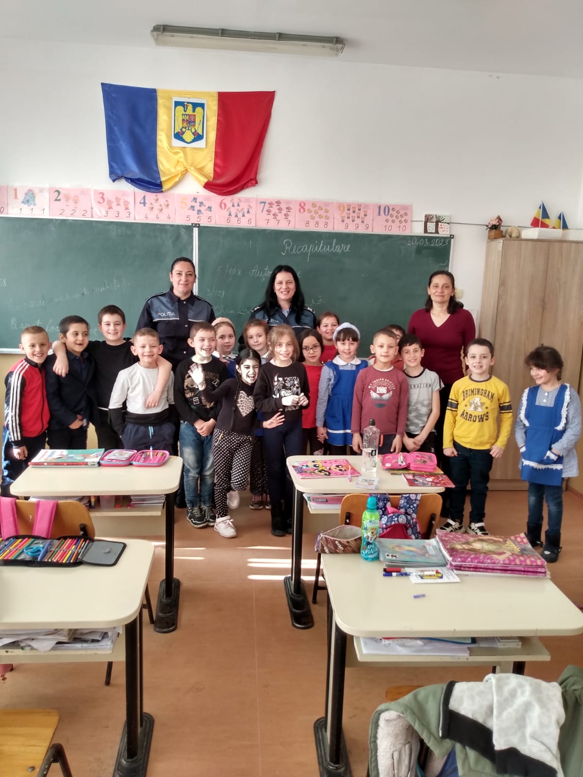 Polițiștii prezenți în mijlocul elevilor