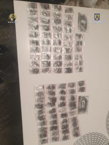 8 traficanți de droguri reținuți - 291 de pungulițe cu droguri reținute