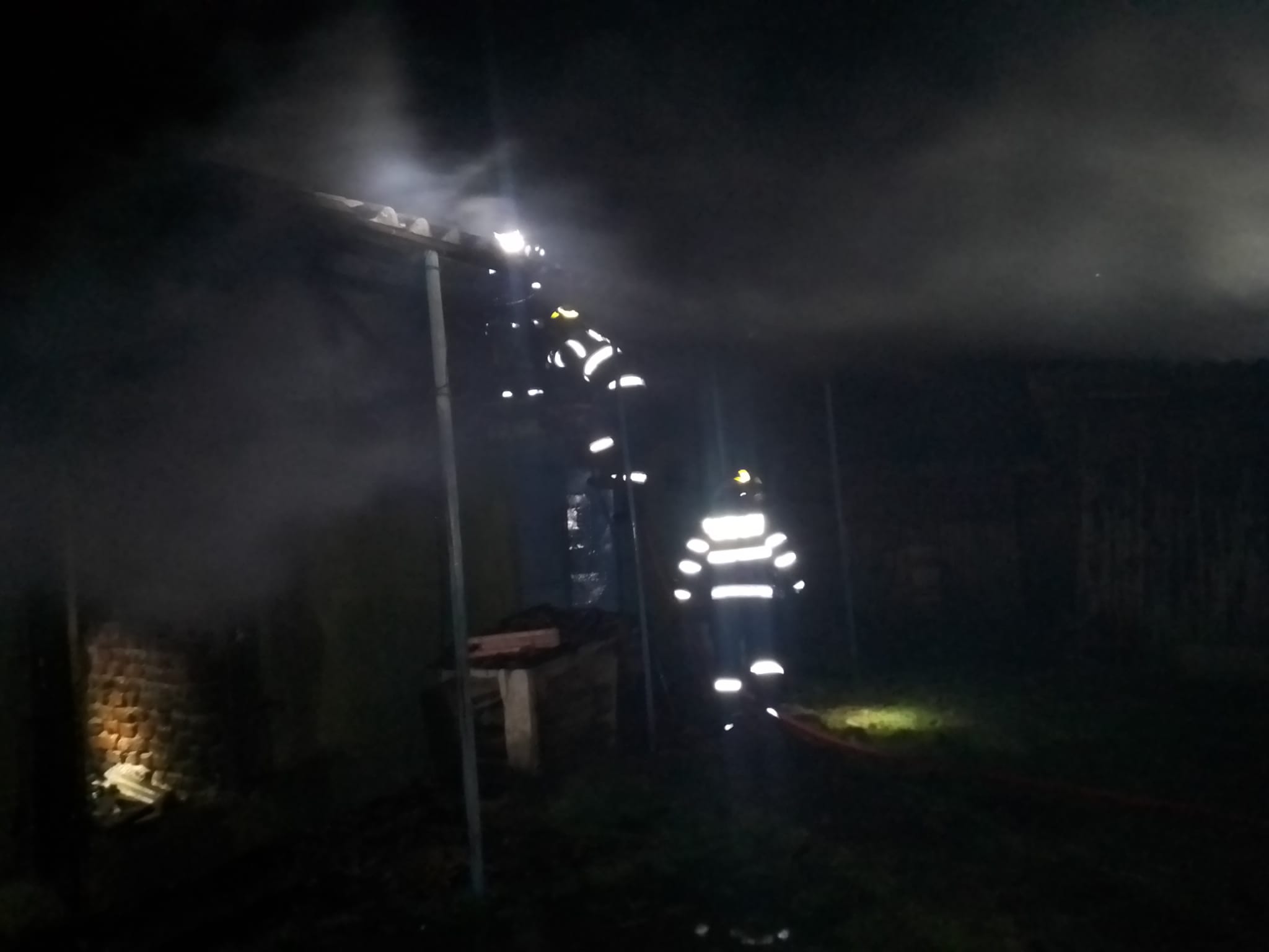 Gospodărie în flăcări de sărbători la Dănicei