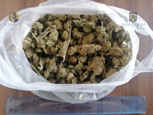 Traficanți de droguri prinși în flagrant- Aproape 1 kg de canabis ridicat