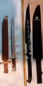 Traficanți de droguri prinși - O sabie și o baionetă ridicate