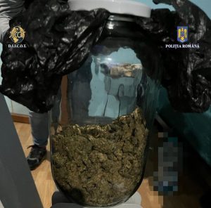 Traficant de droguri descoperit cu 200 de grame de canabis