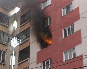 Tânăr încătușat după ce a dat foc unui apartament