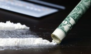 Doi traficanți încătușați după ce au comercializat cocaină