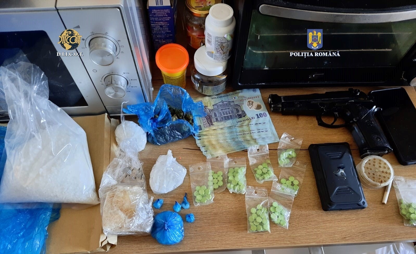 Două percheziții într-un dosar de trafic de droguri