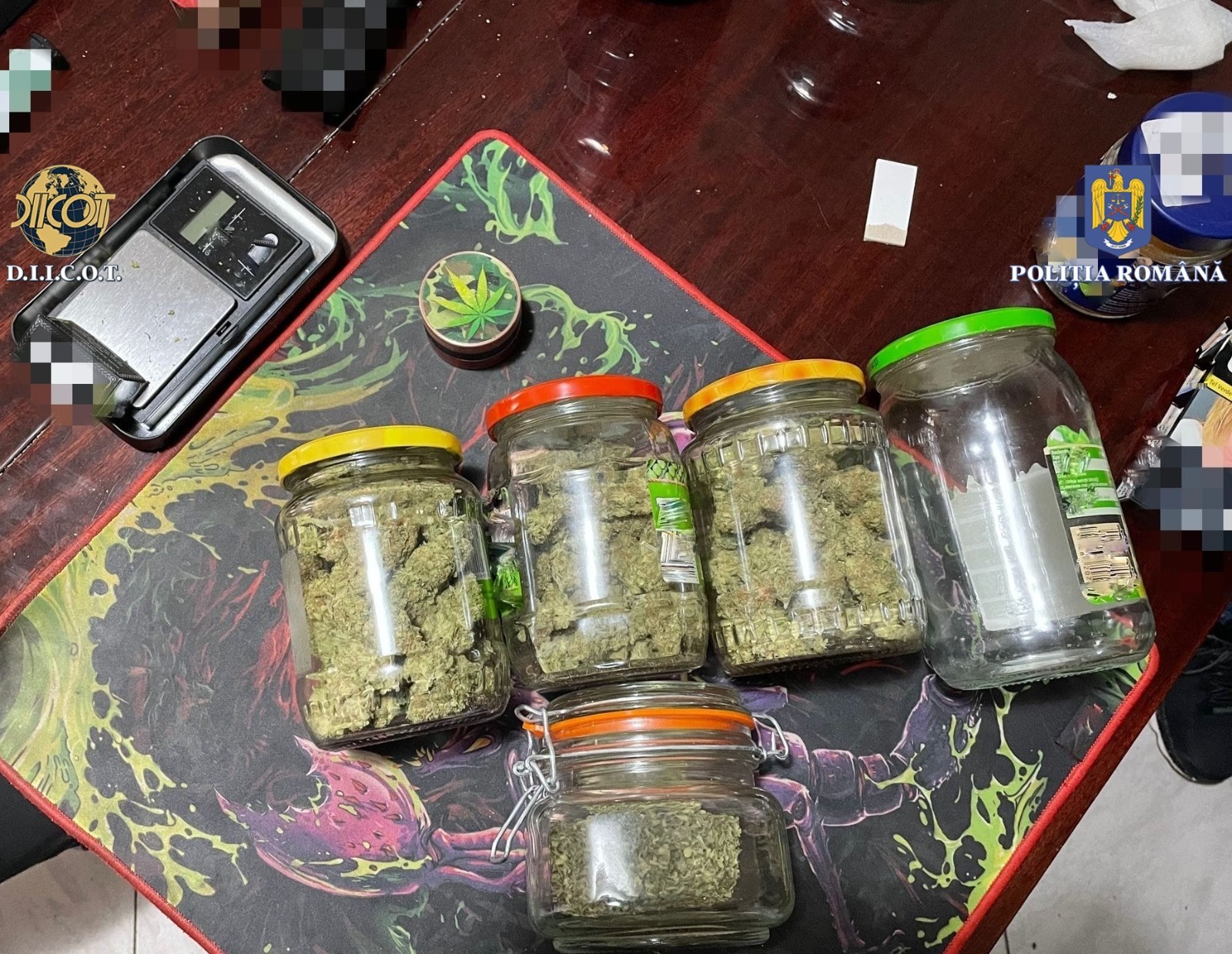 Trei traficanți de droguri încătușați - Prinși cu 500g de canabis