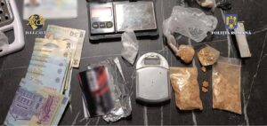 Cercetați pentru trafic de droguri - Prins în flagrant în timp ce vindea cocaină