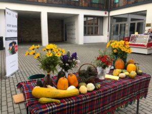 Crizanteme multicolore, prăjituri de casă, și legume de sezon la Piața volantă la C.J. Sibiu