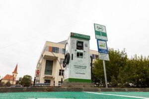 Încă 10 stații publice de încărcare a autovehiculelor electrice puse în funcțiune în Sibiu