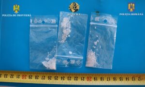 Traficanți de droguri prinși - 90 de grame de 4-CMC descoperite