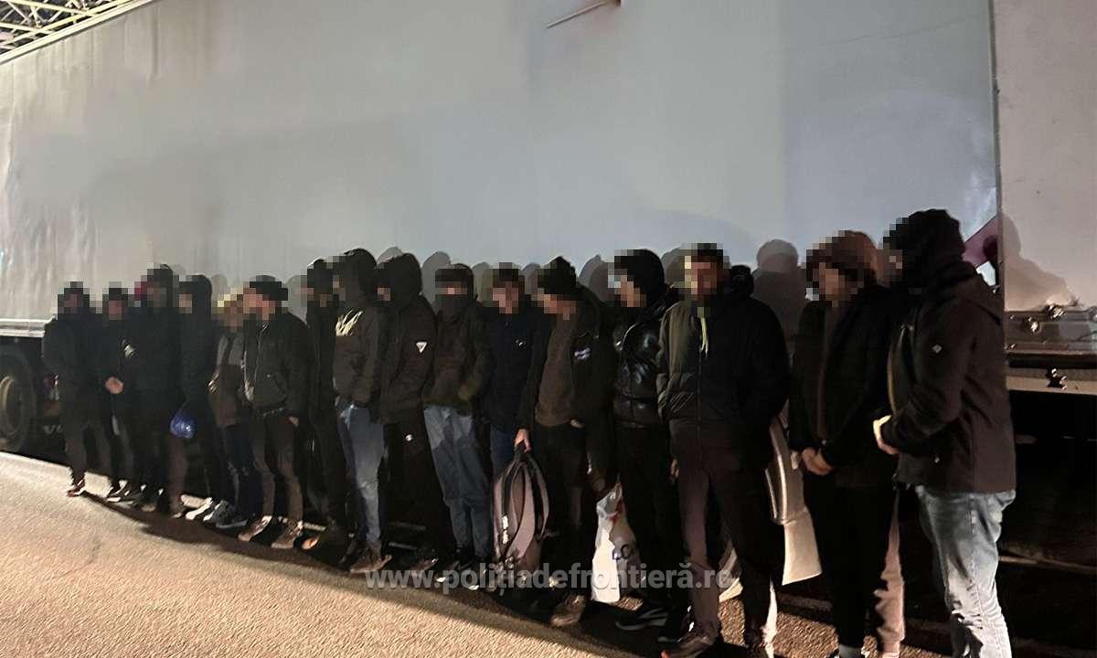 Cetăţeni etăţeni străini depistați într-un camion cu fructe