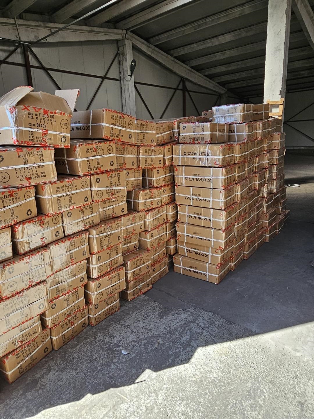 Încălțăminte sport contrafăcută de 6.000.000 lei, reținută de inspectorii vamali 