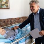 Primarul municipiului Mediaș a premiat un domn în vârstă de 100 de ani