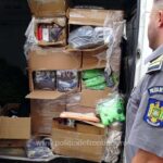 Haine și parfumuri contrafăcute confiscate de poliţiştii de frontieră