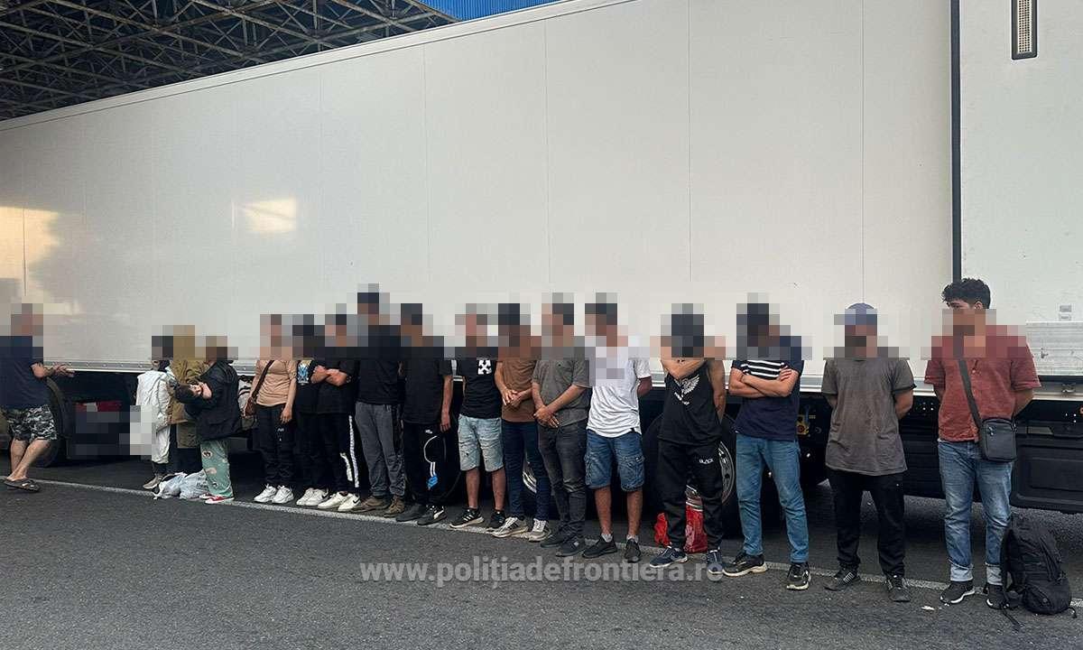 17 cetăţeni străini ascunși într-un TIR descoperiți de polițiștii de frontieră