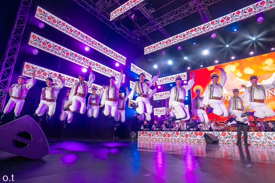 Ansamblul Folcloric Profesionist „Cindrelul-Junii Sibiului”.